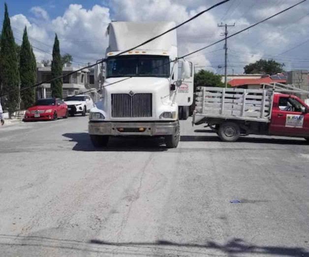 Tumba tractocamión cables en una calle