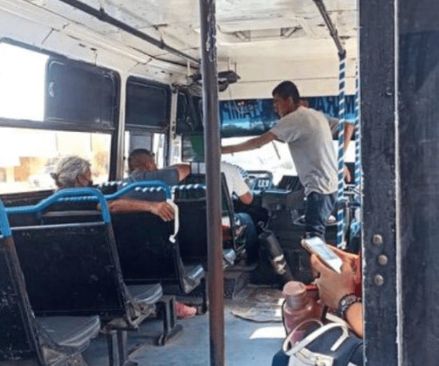 Microbusero le regala sus tenis a un hombre descalzo