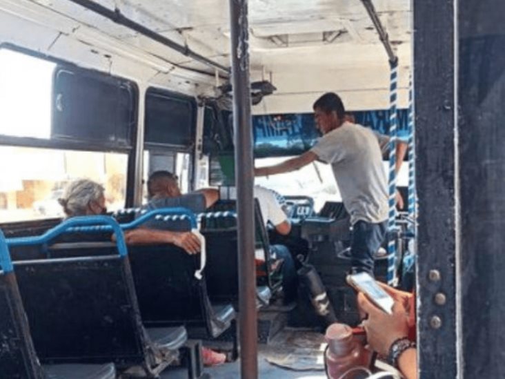 Microbusero le regala sus tenis a un hombre descalzo Microbusero le regala sus tenis a un hombre descalzo