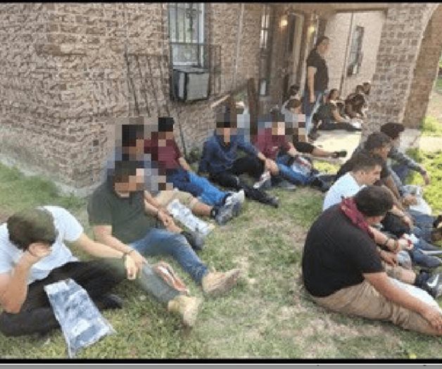 Rescatan a 28 migrantes retenidos por traficantes