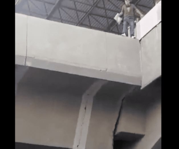 Joven se lanza desde puente del Metro en NL