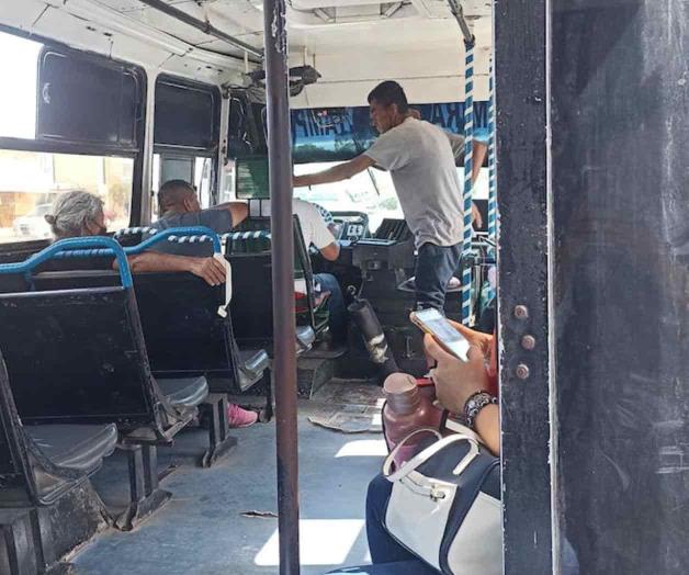 Da chofer sus tenis a hombre descalzo