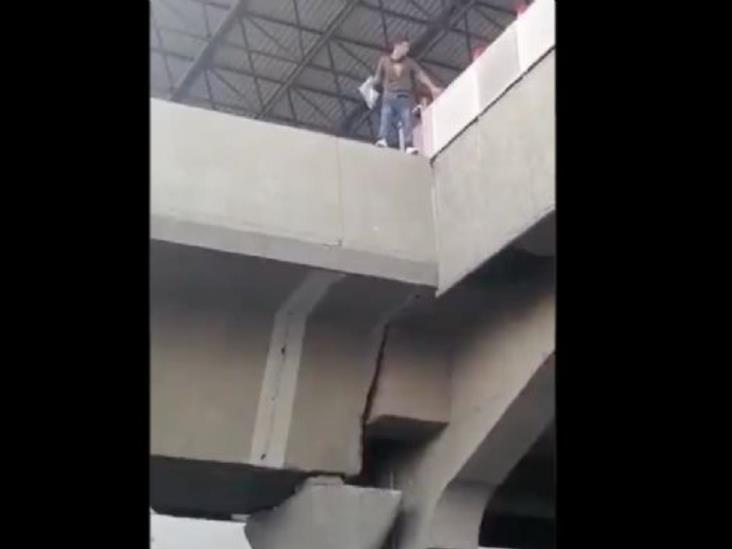 Hombre se lanza desde estación del metro en Monterrey y cae sobre un auto Hombre se lanza desde estación del metro en Monterrey y cae sobre un auto