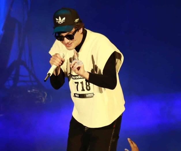 Es poeta en su tierra