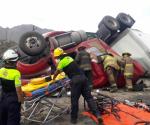 Vuelca tráiler y chofer queda prensado