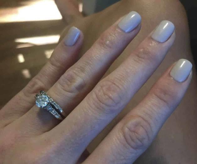 Mujer recupera anillo de bodas; era reliquia familiar