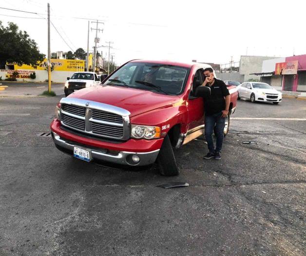 Se pasa en ‘rojo’ e impacta a conductora Se pasa en ‘rojo’ e impacta a conductora