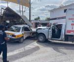 Impacta a taxista; chofer y pasajera resultan lesionados