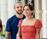 Captan a Emma Watson de la mano de un hombre