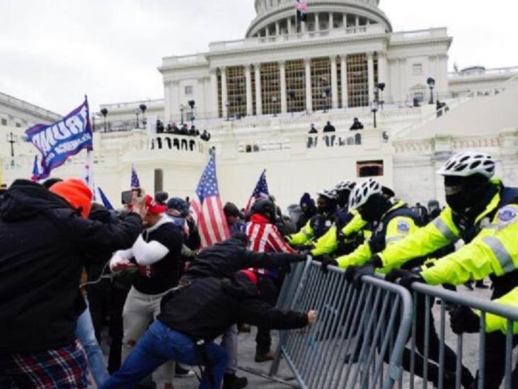 FBI arresta a un antiguo marine por agredir a dos policías durante el asalto al Capitolio de EU FBI arresta a un antiguo marine por agredir a dos policías durante el asalto al Capitolio de EU