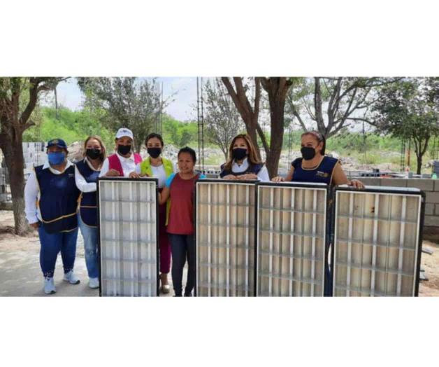 Entrega Club Rotario donación de lámparas