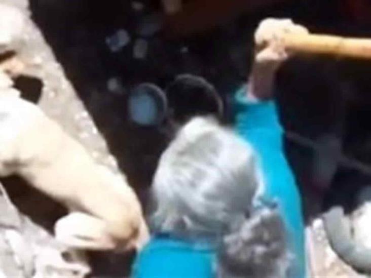 Exhiben a mujer matando a perro con martillo en Querétaro Exhiben a mujer matando a perro con martillo en Querétaro