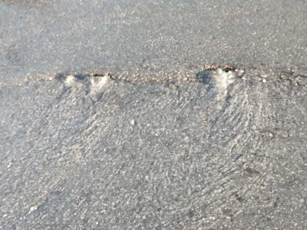 Es literal: litros de agua potable tirados a la calle