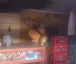 Salvan bomberos tienda de abarrotes