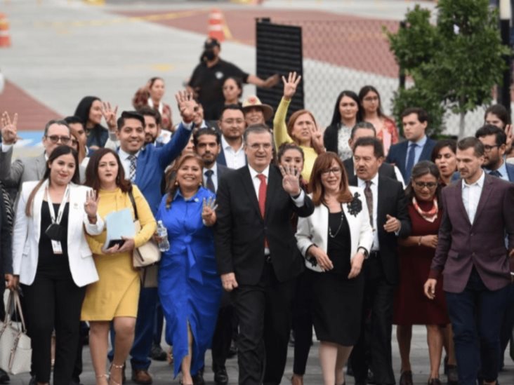 Con manta, gritos de “presidente” y hasta un poema, así recibieron a Ebrard en plenaria de Morena Con manta, gritos de “presidente” y hasta un poema, así recibieron a Ebrard en plenaria de Morena