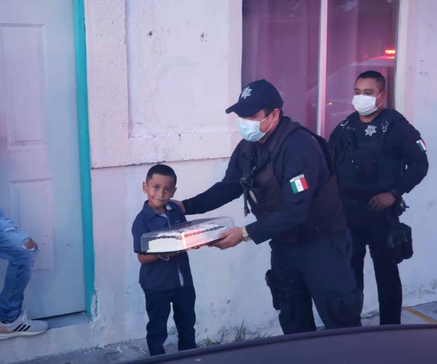 Cumplen policías deseo a niño en su cumpleaños Cumplen policías deseo a niño en su cumpleaños