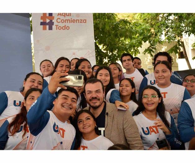 Rector de la UAT recibe alumnos en Ciudad Mante