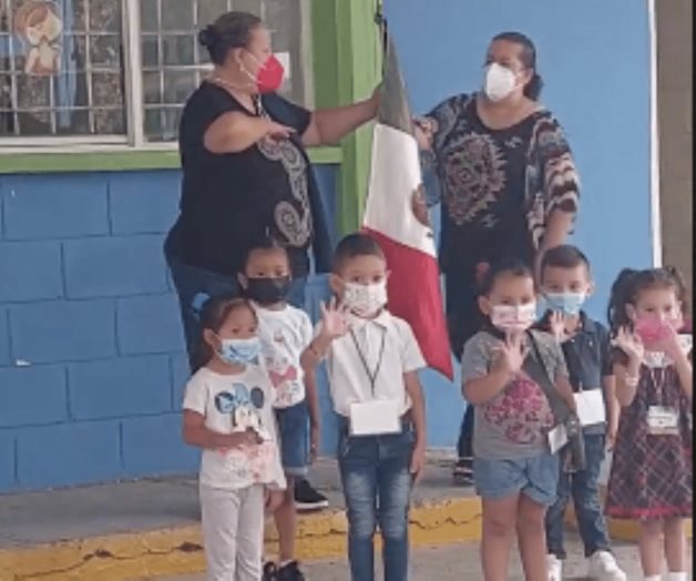 Saludar, ¡ya!, fue la orden a los niños de la escolta y ellos... saludaron al público