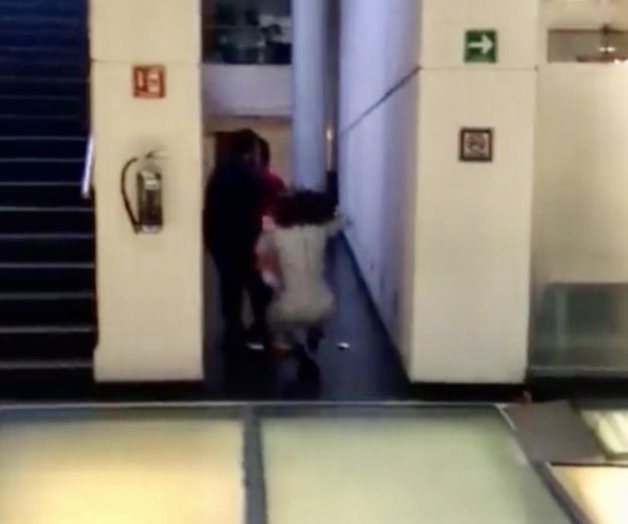 Senadora de Morena empuja y tira al piso a una empleada (Video) Senadora de Morena empuja y tira al piso a una empleada (Video)