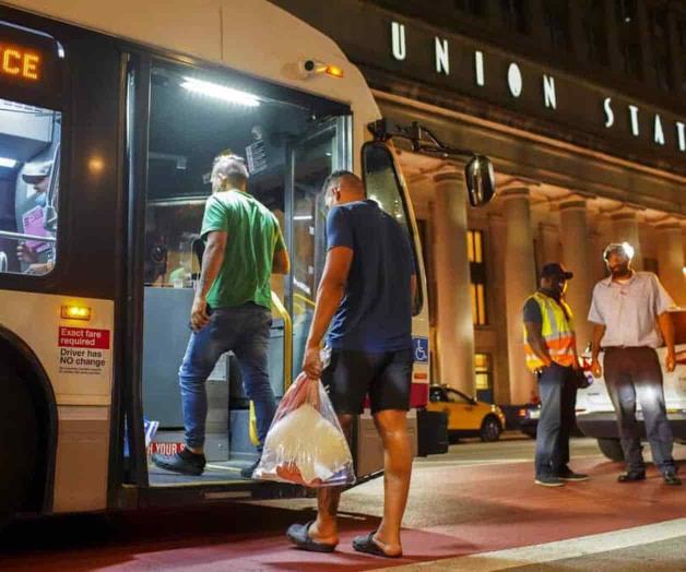 75 migrantes enviados por Texas llegan a Chicago