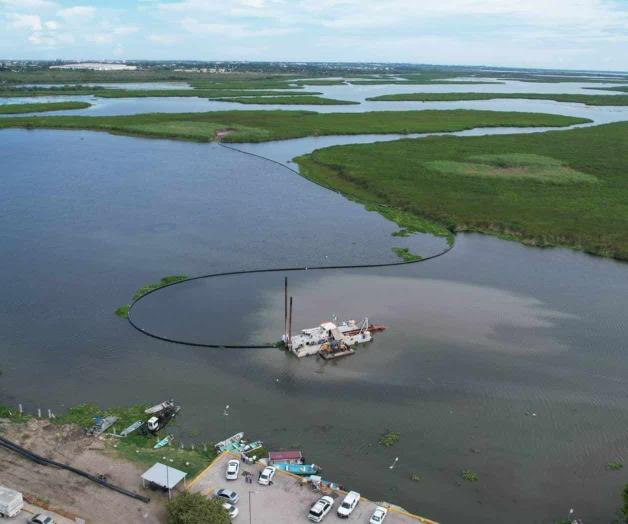 Continúa el dragado de la laguna del Champayán 