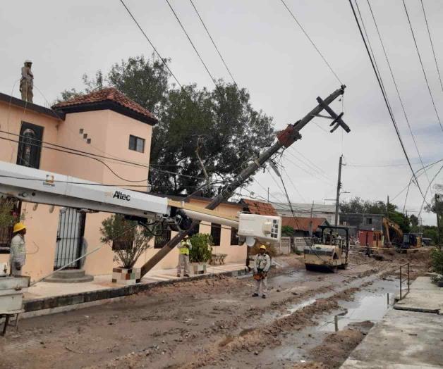 Resuelven a medias la amenaza de poste caído