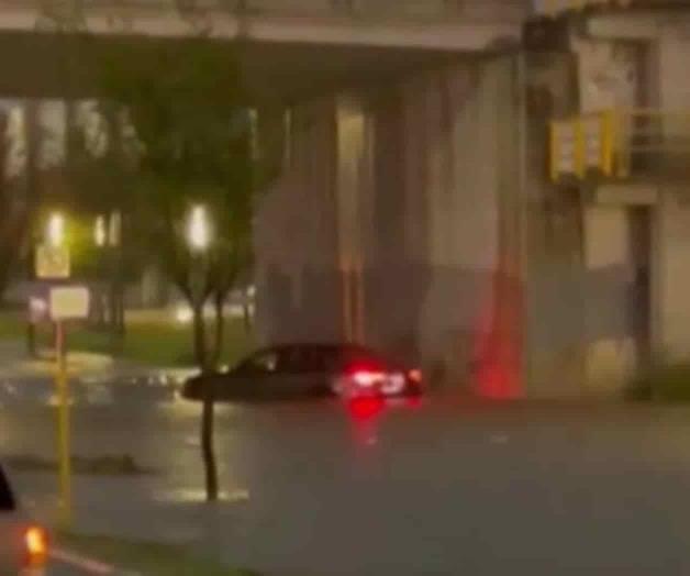 Queda auto varado en encharcamiento; rescatan a hombre Queda auto varado en encharcamiento; rescatan a hombre