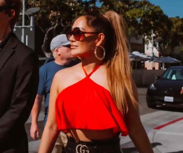 La doble de Jennifer López da paseo por Beverly Hills La doble de Jennifer López da paseo por Beverly Hills