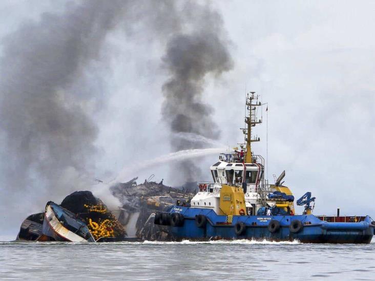 Colombia rescata tripulantes de barco venezolano incendiado Colombia rescata tripulantes de barco venezolano incendiado