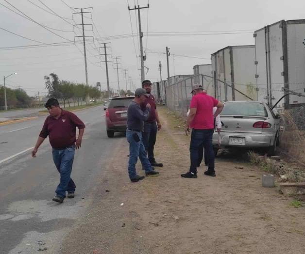 Derrapa por lluvia y choca
