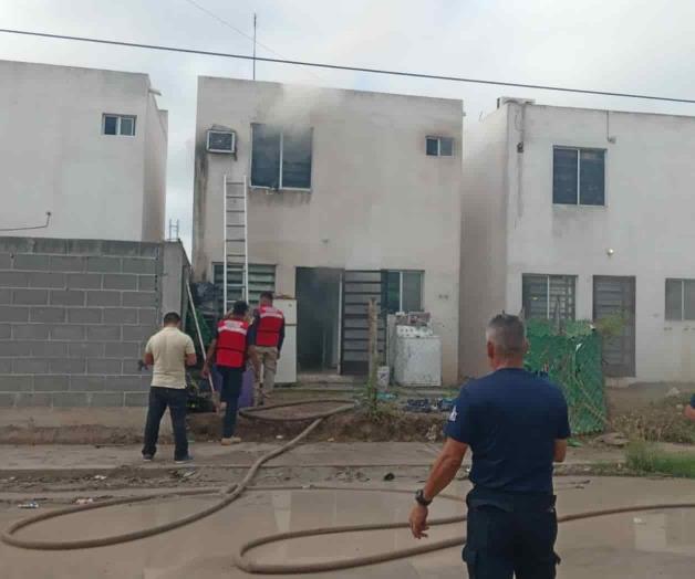 Arde recámara en segundo piso de vivienda Arde recámara en segundo piso de vivienda