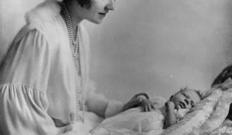 Isabel, duquesa de York, con su hija, la futura reina Isabel II, nacida el 21 de abril de 1926.