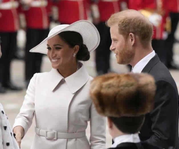 Rinden Príncipe Enrique y Meghan Markle homenaje a Isabel II Rinden Príncipe Enrique y Meghan Markle homenaje a Isabel II