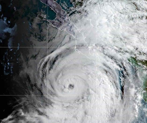 Huracán Kay avanza hacia la península de Baja California