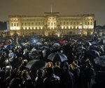 Una multitud se acerca al Palacio de Buckingham tras la muerte de Isabel II