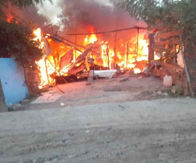 Consume fuego 2 viviendas en la Ferrocarril 4