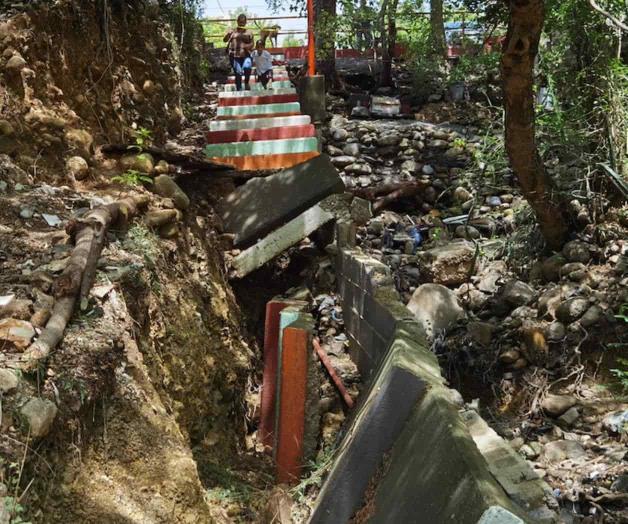 Colapsa escalinata en la Pedro Sosa Colapsa escalinata en la Pedro Sosa