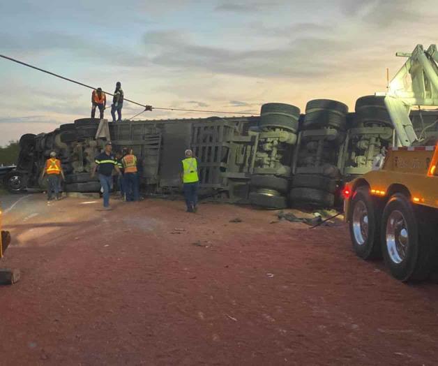 Una falla mecánica y vuelca tráiler cargado con sorgo
