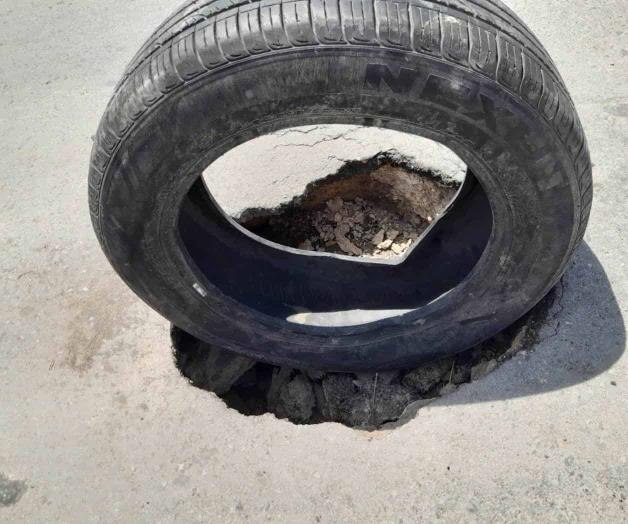...Y se hunde asfalto en avenida ...Y se hunde asfalto en avenida