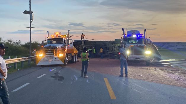 Una falla mecánica y vuelca tráiler cargado con sorgo