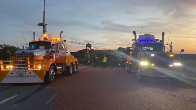 Una falla mecánica y vuelca tráiler cargado con sorgo