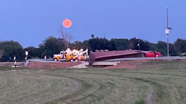 Una falla mecánica y vuelca tráiler cargado con sorgo