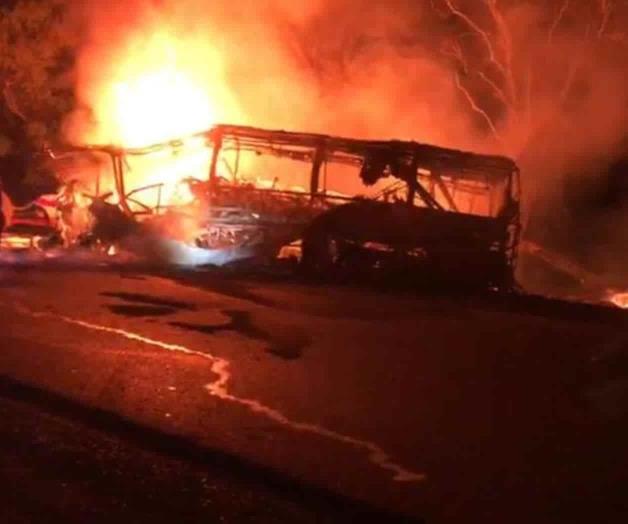 Mueren 18 calcinados en choque de autobús