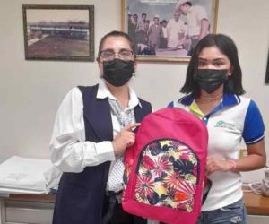 Entregan obsequio alumna del Conalep