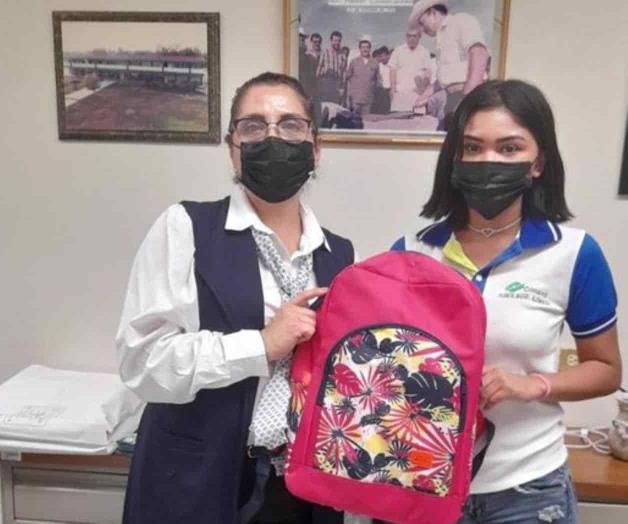 Entregan obsequio alumna del Conalep