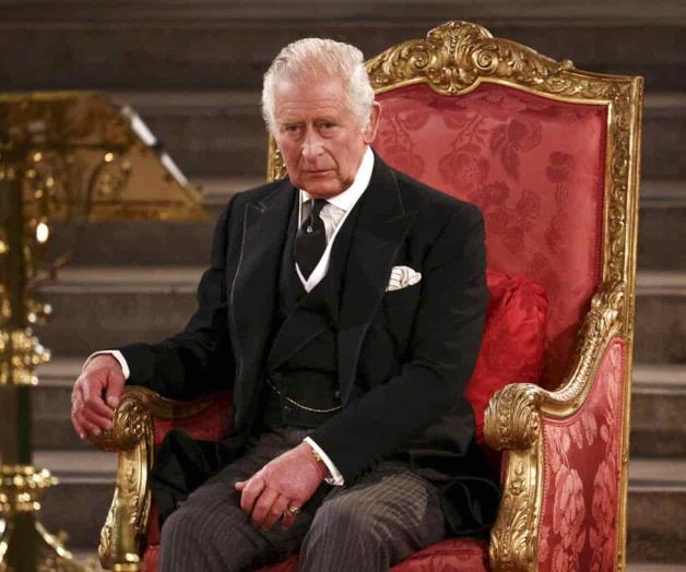 Carlos promete seguir el ejemplo de abnegación de Isabel II