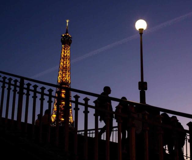 Apagarán temprano luces de Torre Eiffel para ahorrar energía Apagarán temprano luces de Torre Eiffel para ahorrar energía