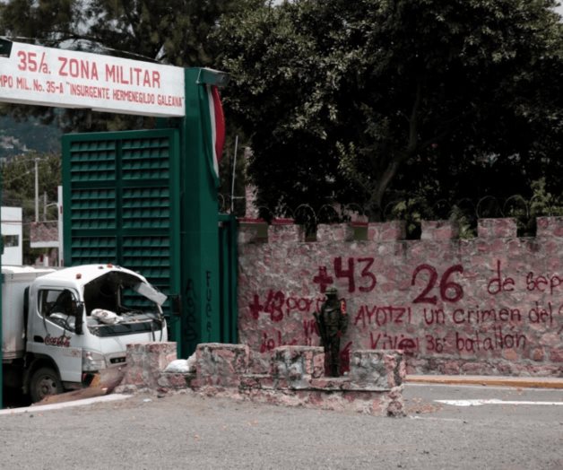 Normalistas atacan la 35 Zona Militar en Chilpancingo; padres de los 43 exigen justicia
