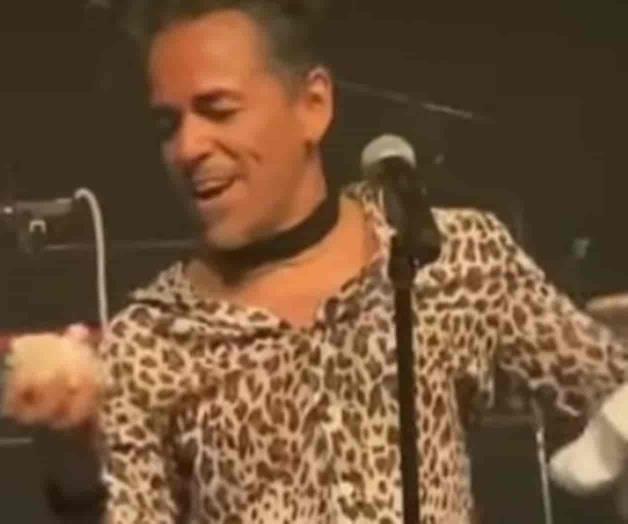 Destruye Rubén Albarrán peluche de Dr. Simi en concierto