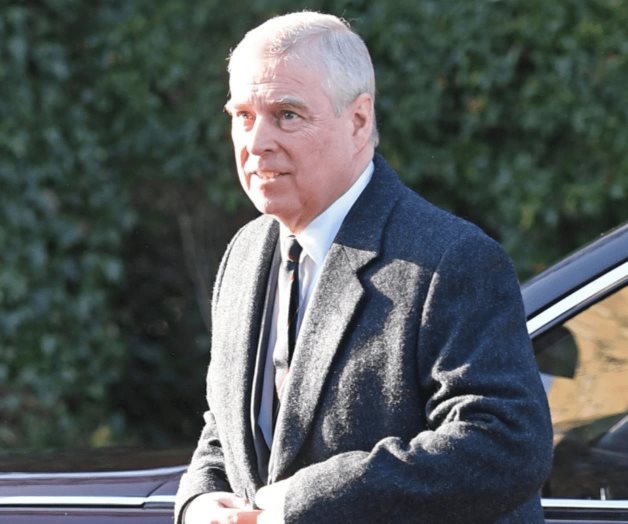 “¡Eres un viejo enfermo!”, le grita un joven al príncipe Andrés y lo detiene la policía